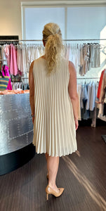 Sleeveless Pleated Dress with Lining